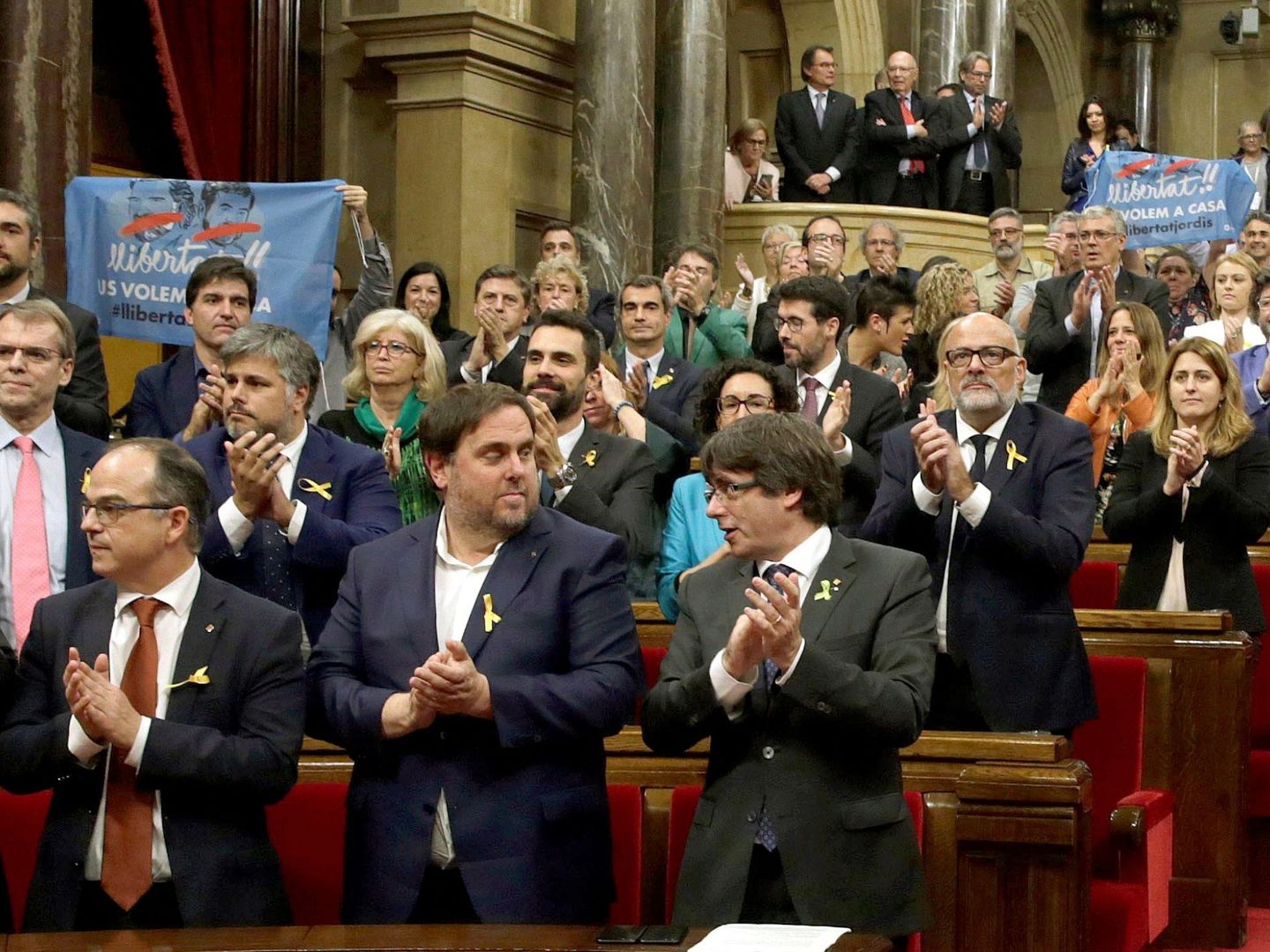 Carles Puigdemont y Oriol Junqueras, aplauden junto a los diputados de JxSí y la CUP tras la votación. (EFE)