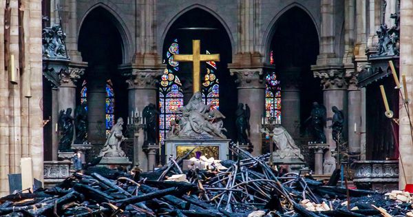Foto: Vista de parte de la catedral de Notre-Dame que se ha salvado. (Reuters)
