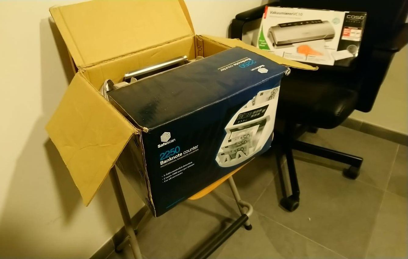 Una máquina de contar billetes que encontró la dueña de la casa que alquiló Aitor Zárate.
