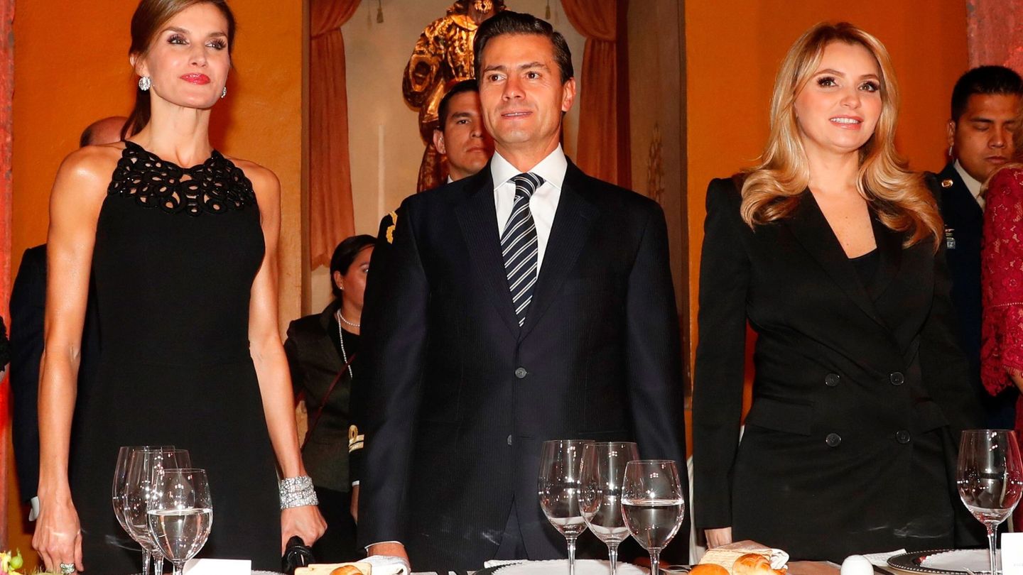La Reina junto a Peña Nieto y Angélica Rivera en la cena. (EFE)