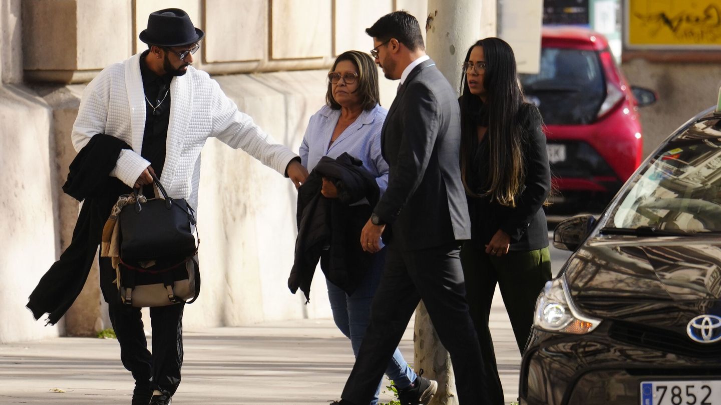 La madre de Dani Alves, Dona Lucía, junto a su abogada, Graziela Queiroz, y otro de sus hijos, a su llegada a la Audiencia de Barcelona. (EFE/Enric Fontcuberta)