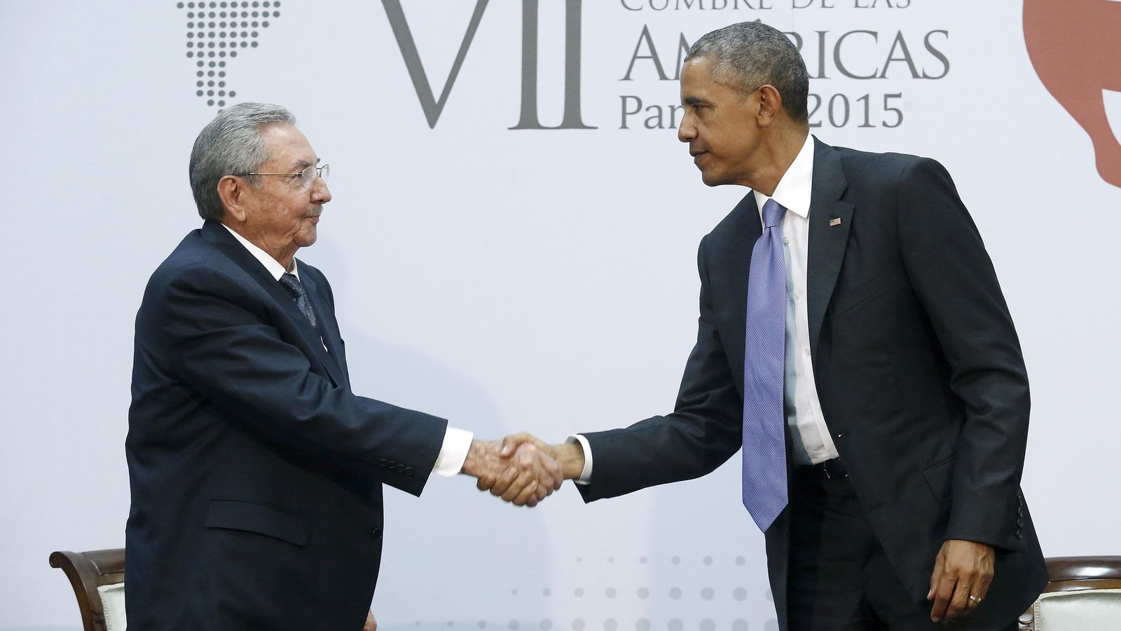 Foto: El esperado apretón de manos de Barack Obama y Raúl Castro. (Reuters/Jonathan Ernst)