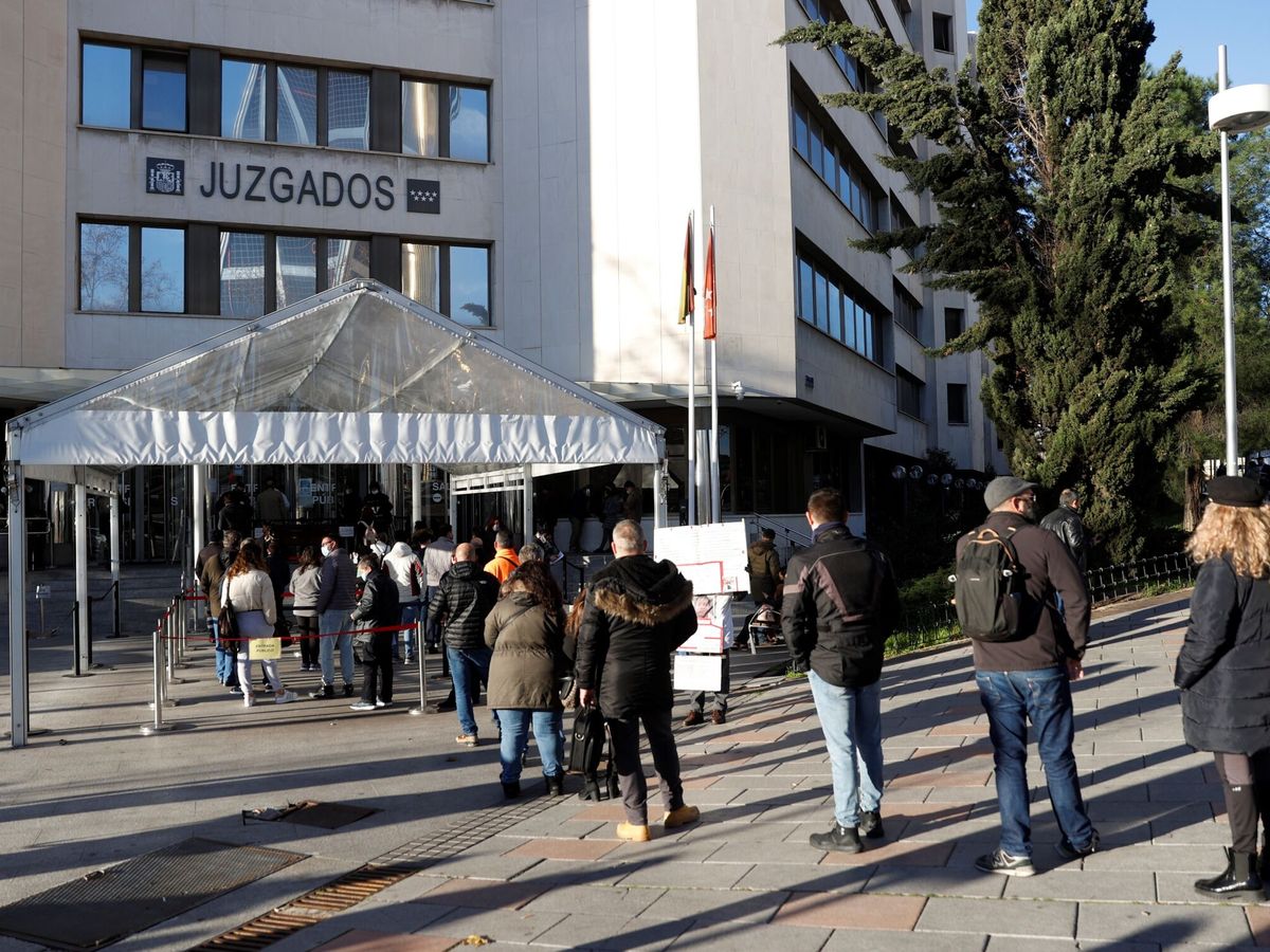 Foto: Cola para entrar a los juzgados de plaza Castilla (Madrid) en enero de 2022. (EFE/Mariscal)