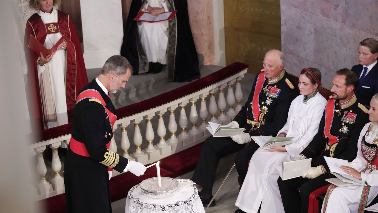 El rey Felipe enciende una vela en honor a su ahijada. (Reuters)