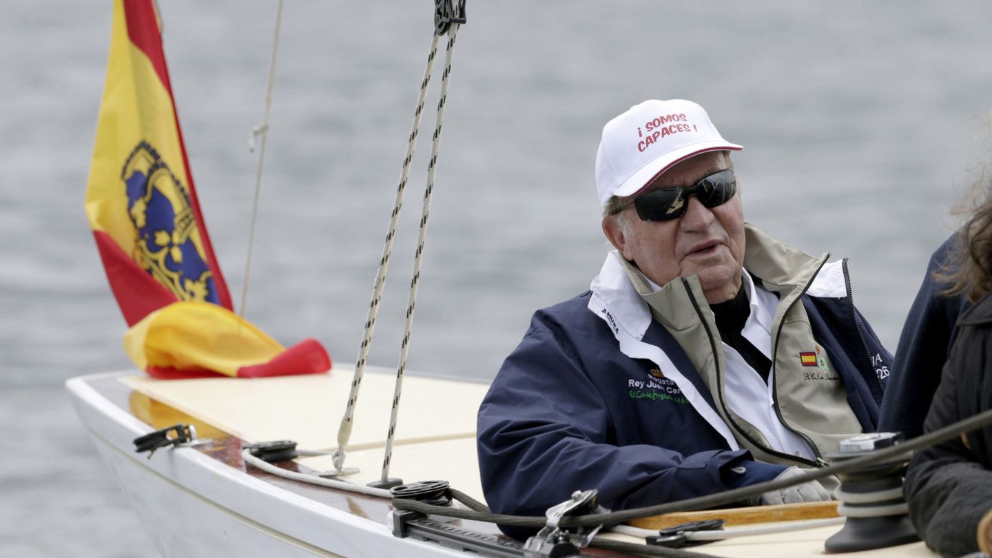 El Rey emérito navega por la ría de Pontevedra. (EFE)