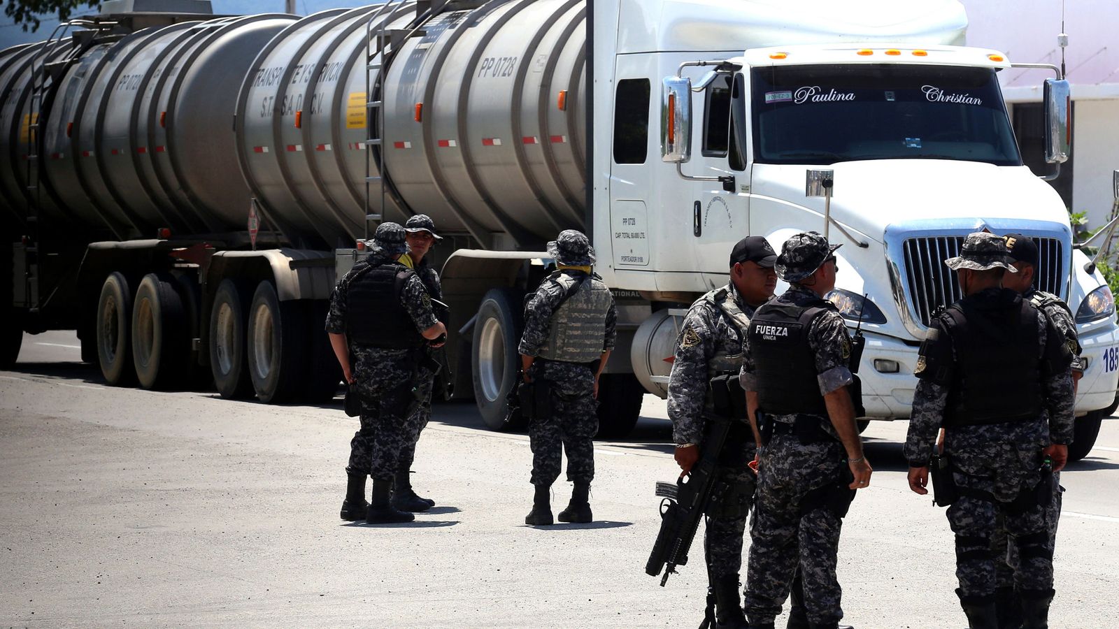Foto: Grupos de efectivos del mando único realizan un operativo de búsqueda del hijo del Chapo. (EFE)