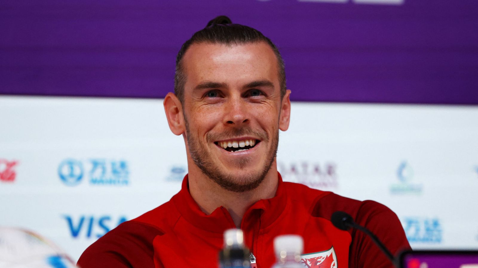 Bale sonríe mientras atiende a los medios. (Reuters/Christian Hartmann)