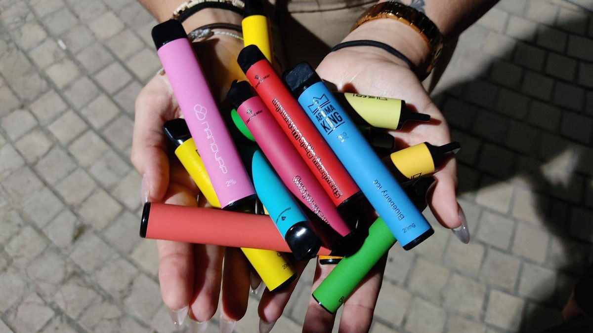 Colores y sabor a chuches: los vapeadores de usar y tirar que enganchan a los adolescentes