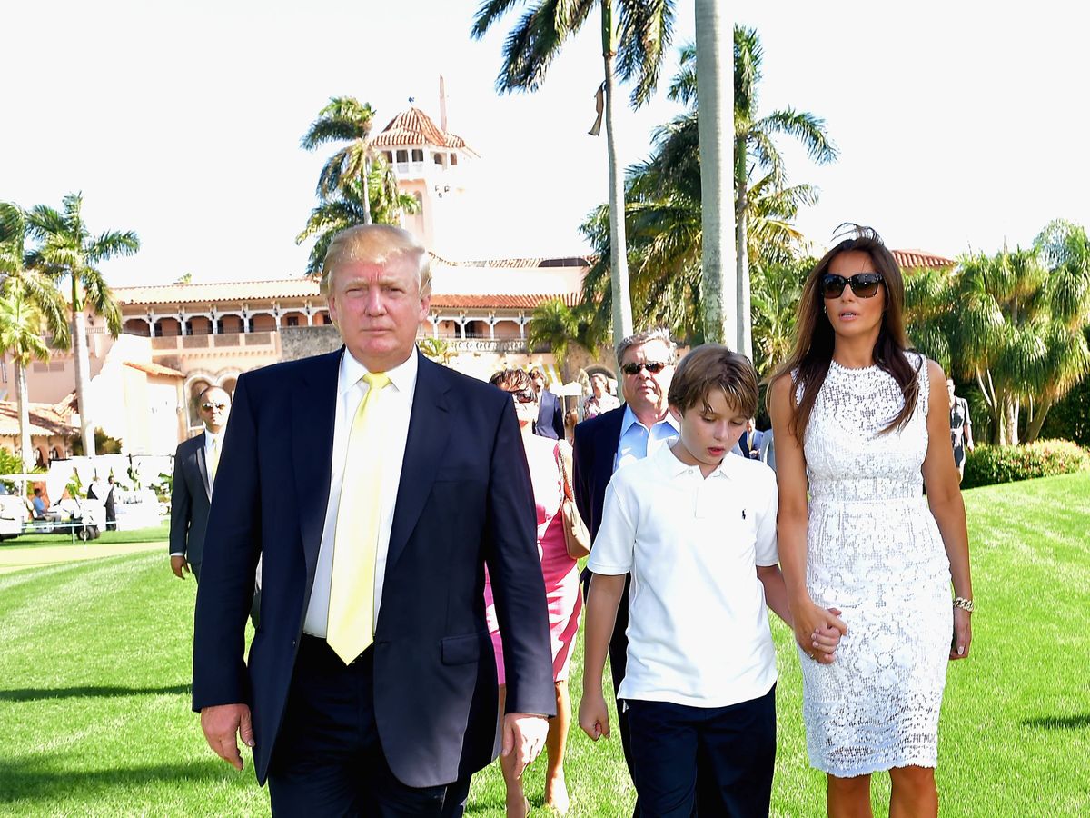 Foto:  Donald, Barron y Melania Trump en Mar-a-Lago. (Getty)