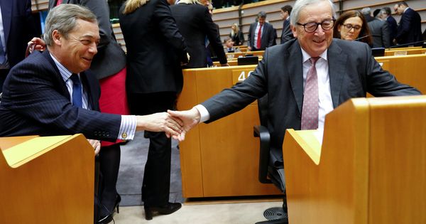 Foto: Juncker, presidente de la Comisión Europea, saluda a Nigel farage durante una sesión del Parlamento Europeo en Bruselas. (Reuters)
