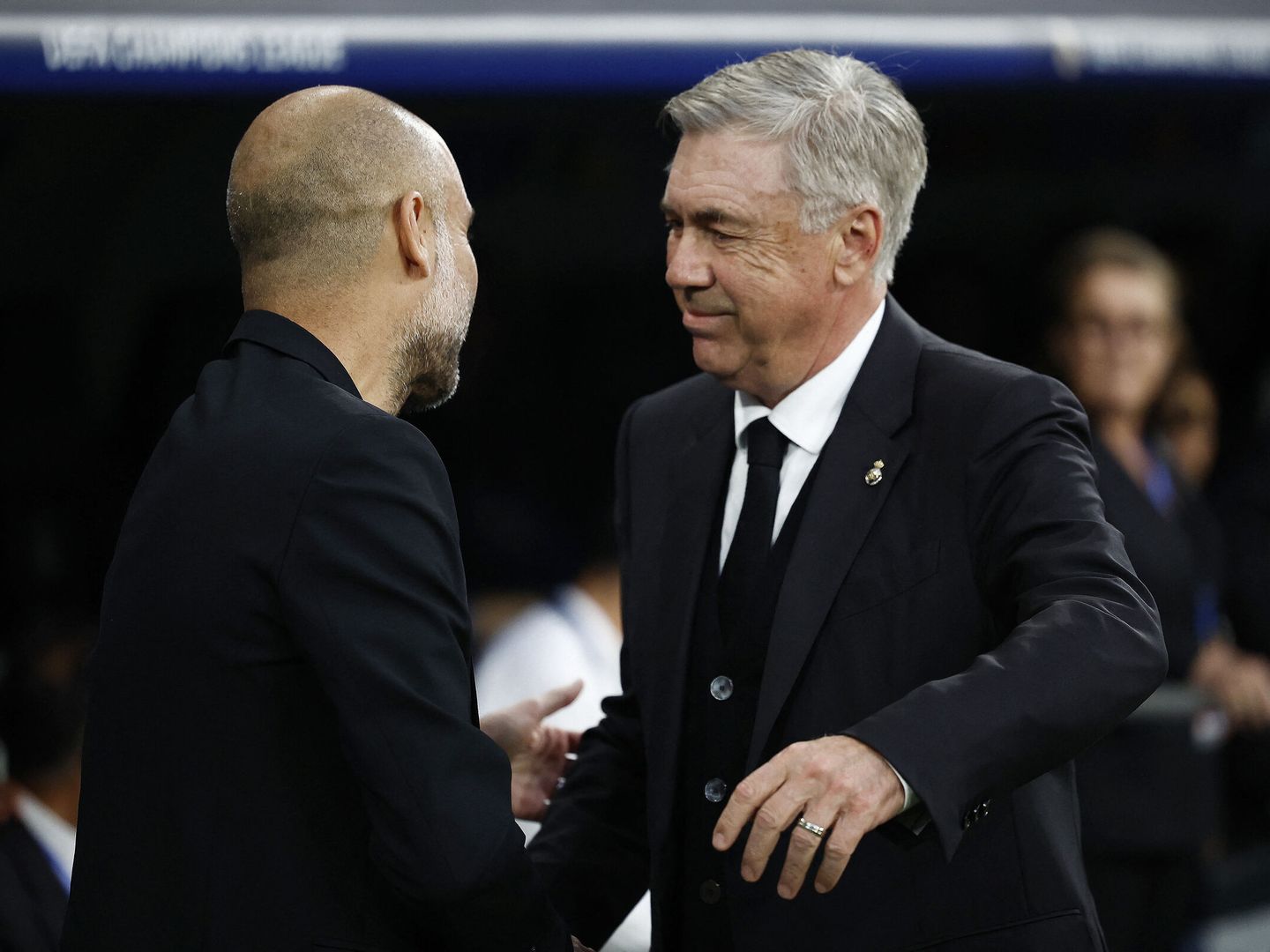 Pep Guardiola y Carlo Ancelotti se saludan en el Bernabéu. (REUTERS/Juan Medina)