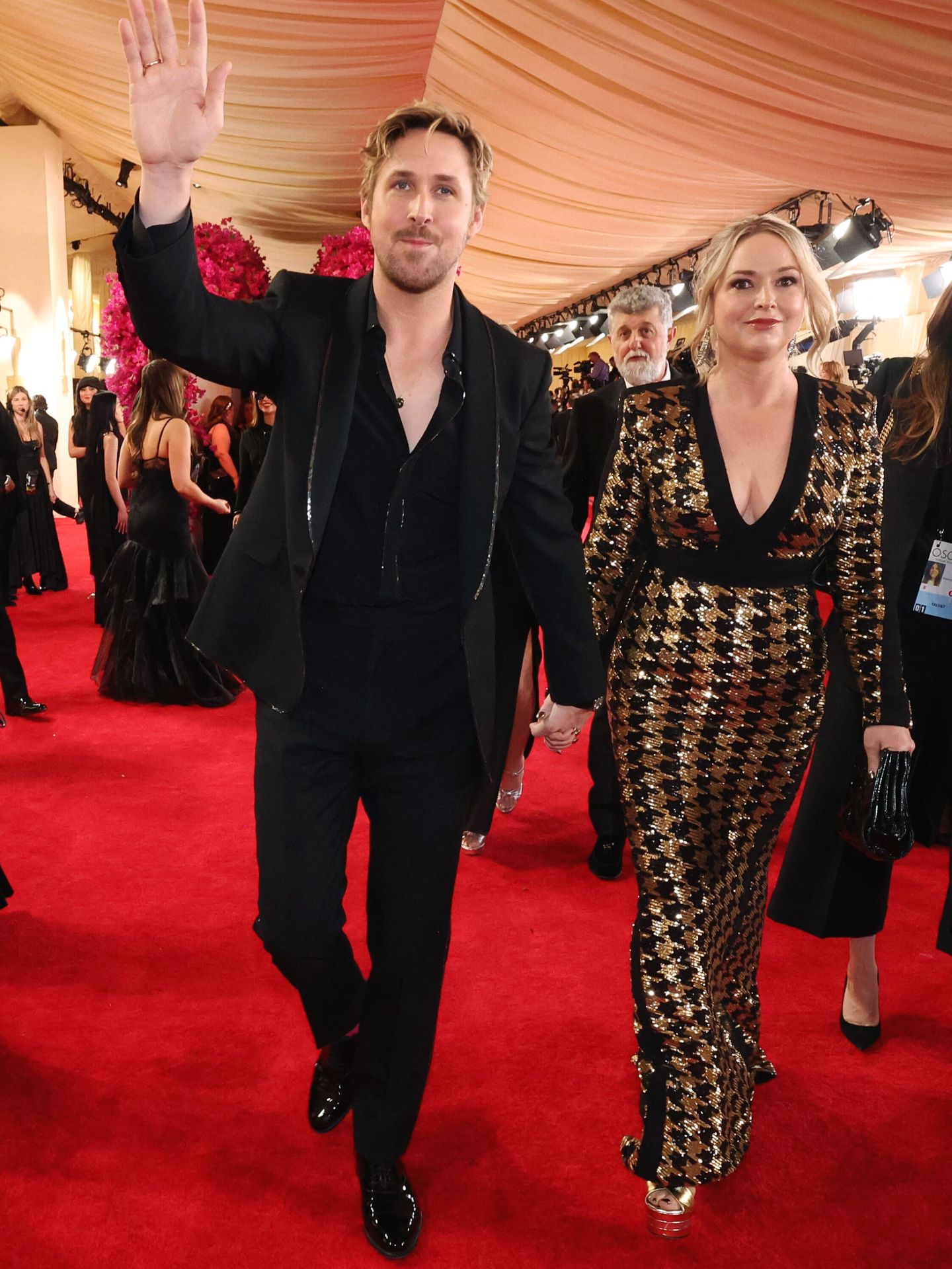 Ryan Gosling y su hermana, Mandi Gosling a su llegada a la alfombra roja de la gala. (REUTERS Mario Anzuoni)