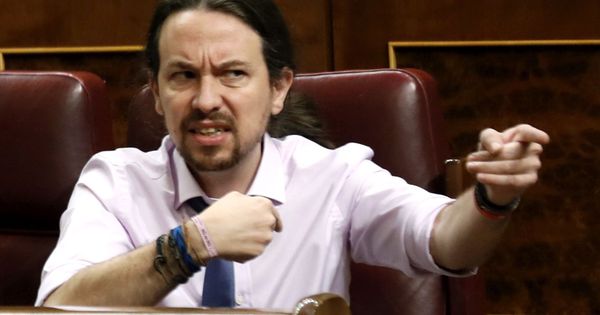 Foto: -El líder de Podemos, Pablo Iglesias, se dirige a la bancada popular durante la sesión de control al Gobierno. (EFE)
