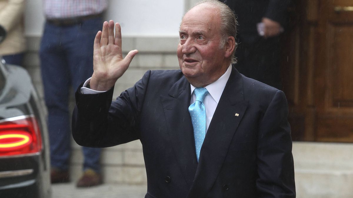 El rey Juan Carlos en la boda de Abu Dabi: banderas españolas y abrazos