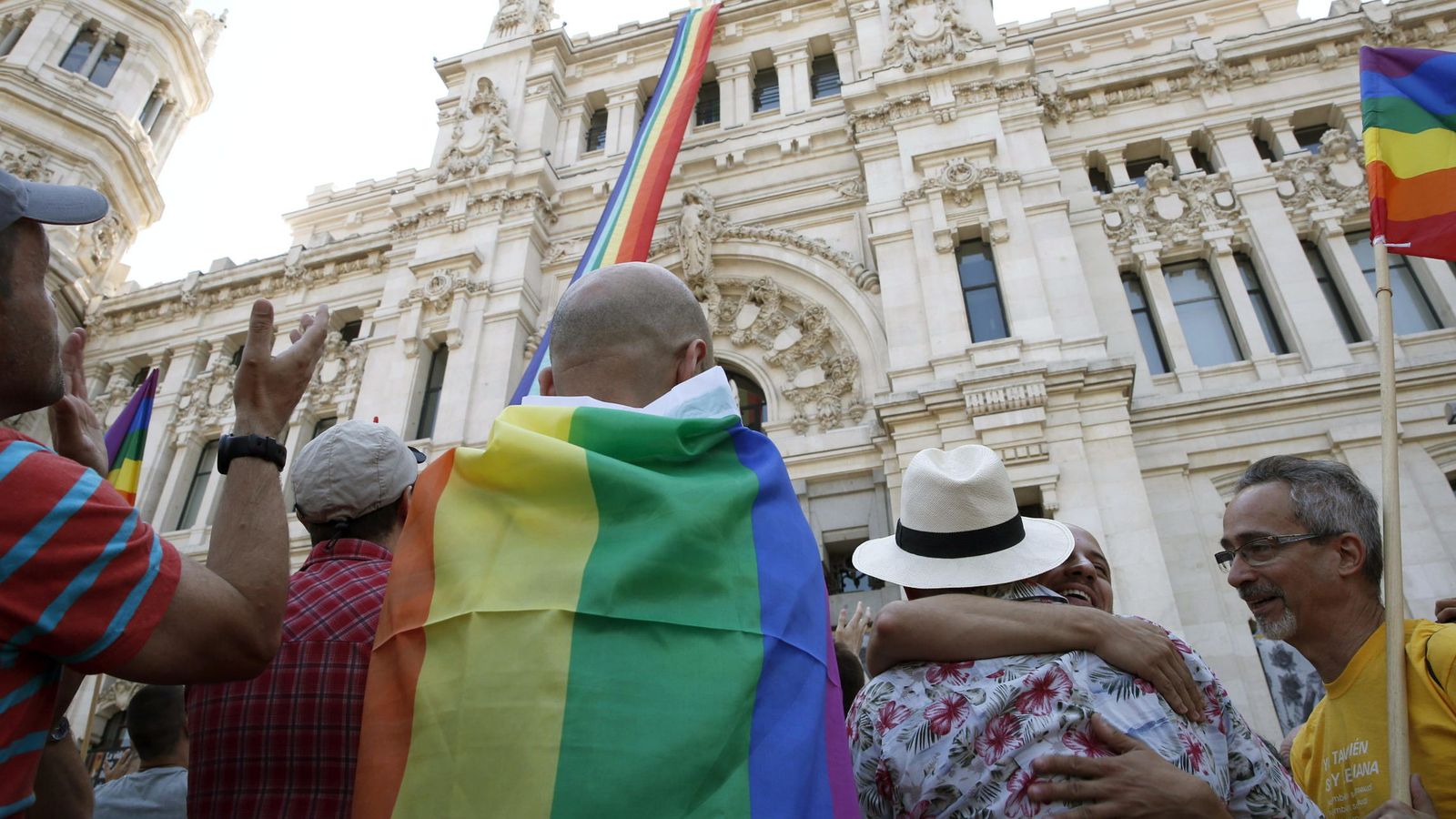 Foto: La bandera arcoiris en el Ayuntamiento de Madrid. (EFE)