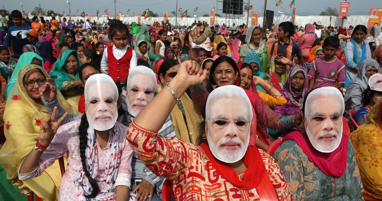 Mujeres aclaman la figura del primer ministro indio, Narendra Modi. (EFE)
