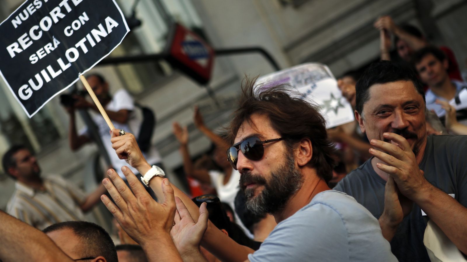 Foto: El actor Carlos Bardem, uno de los firmantes, junto a su hermano Javier en una manifestación en 2012. (Reuters)