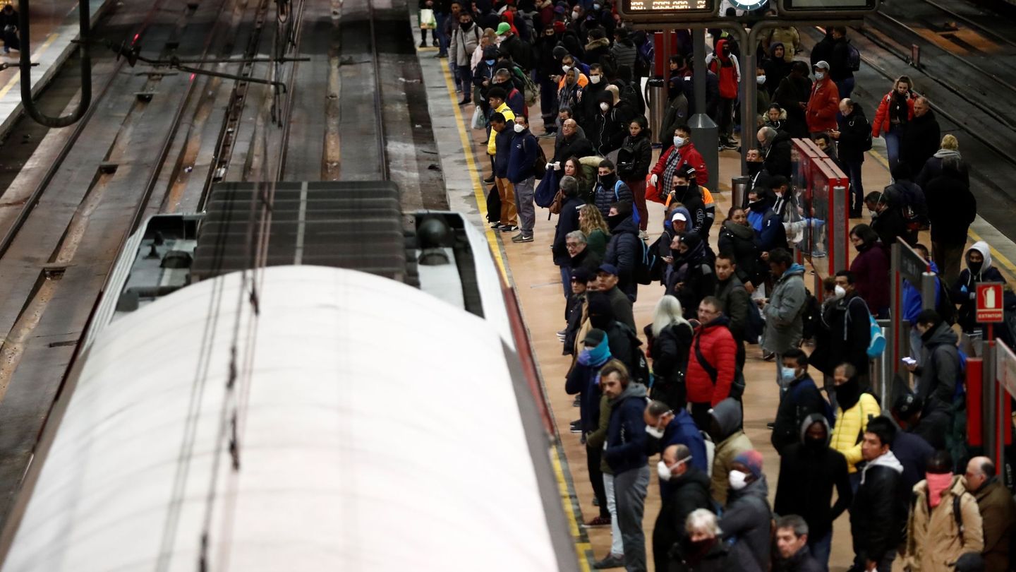 Decenas de usuarios se disponen a coger un tren de Cercanías a primera hora en la estación de Madrid-Atocha, este 17 de marzo. (EFE)