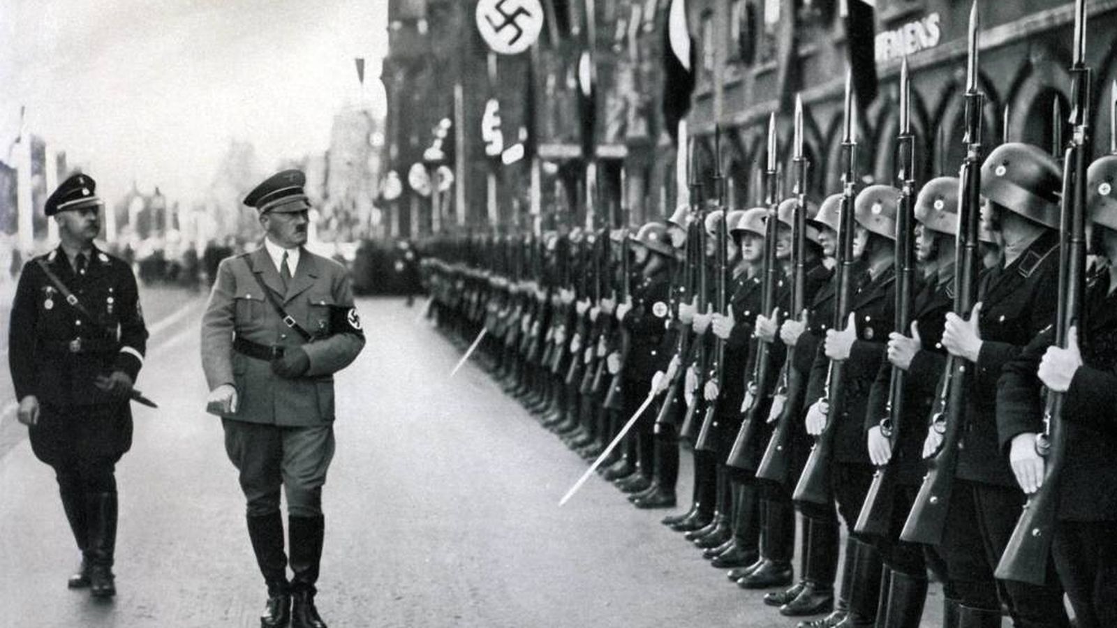 Foto: El Führer, durante un desfile militar. (Cordon Press)