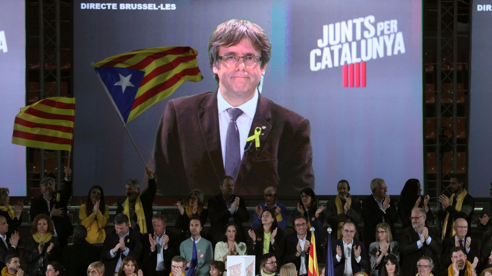 Foto: Puigdemont participa en un acto electoral gracias a una pantalla. (Reuters)