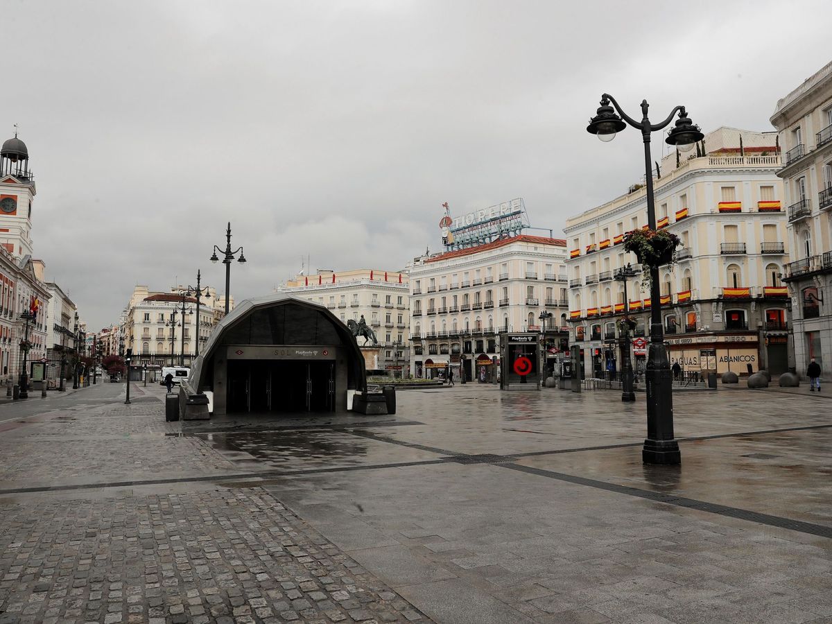 Foto: La Puerta del Sol de Madrid completamente vacía. (Efe)