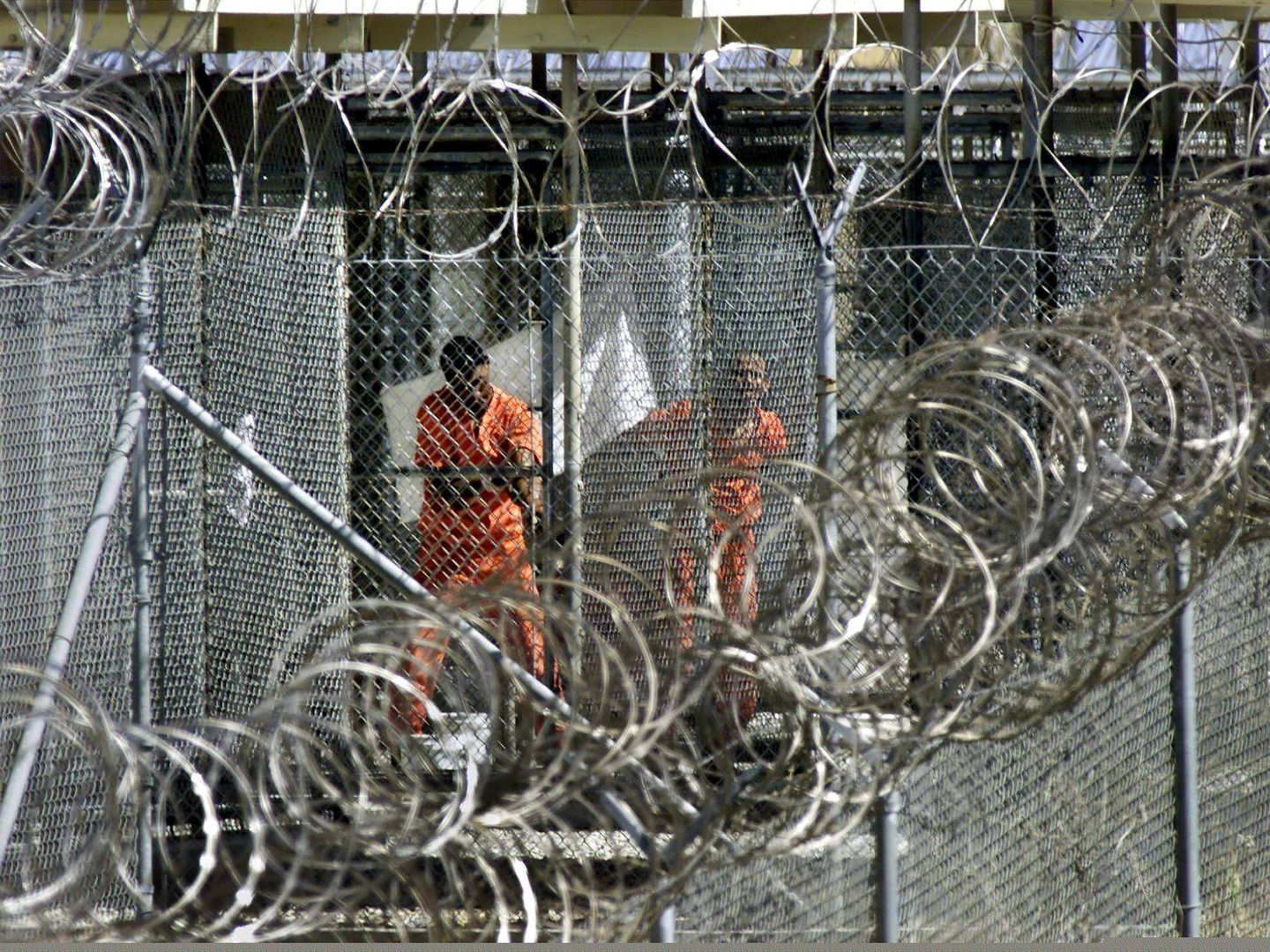 Varios presos supuestamente relacionados con Al Qaeda, en Guantánamo.