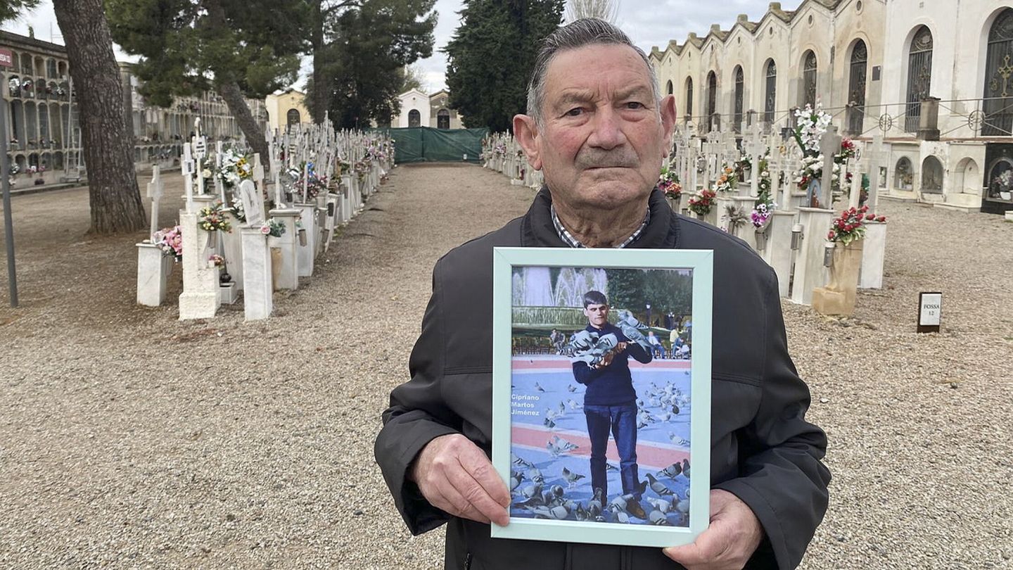 Antonio Martos, hermano del militante antifranquista Cipriano Martos, sostiene un retrato de su hermano fallecido. (EFE/ Roger Mateos)