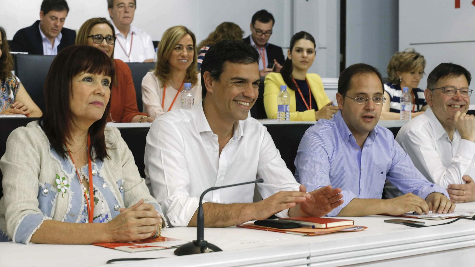 Foto: Pedro Sánchez, flanqueado por Micaela Navarro y César Luena, durante la reunión del Comité Federal del PSOE del pasado 30 de mayo. (EFE)