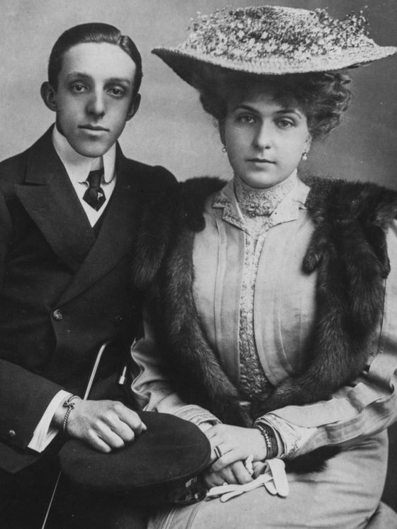 El rey Alfonso XIII junto a la reina Victoria Eugenia. (EFE)