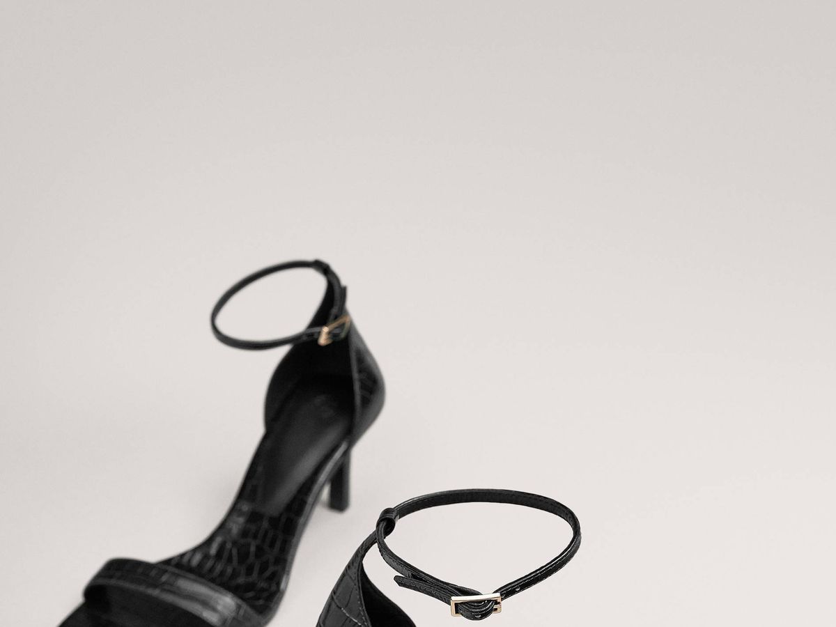 Foto: Sandalias negras de Massimo Dutti. (Cortesía)