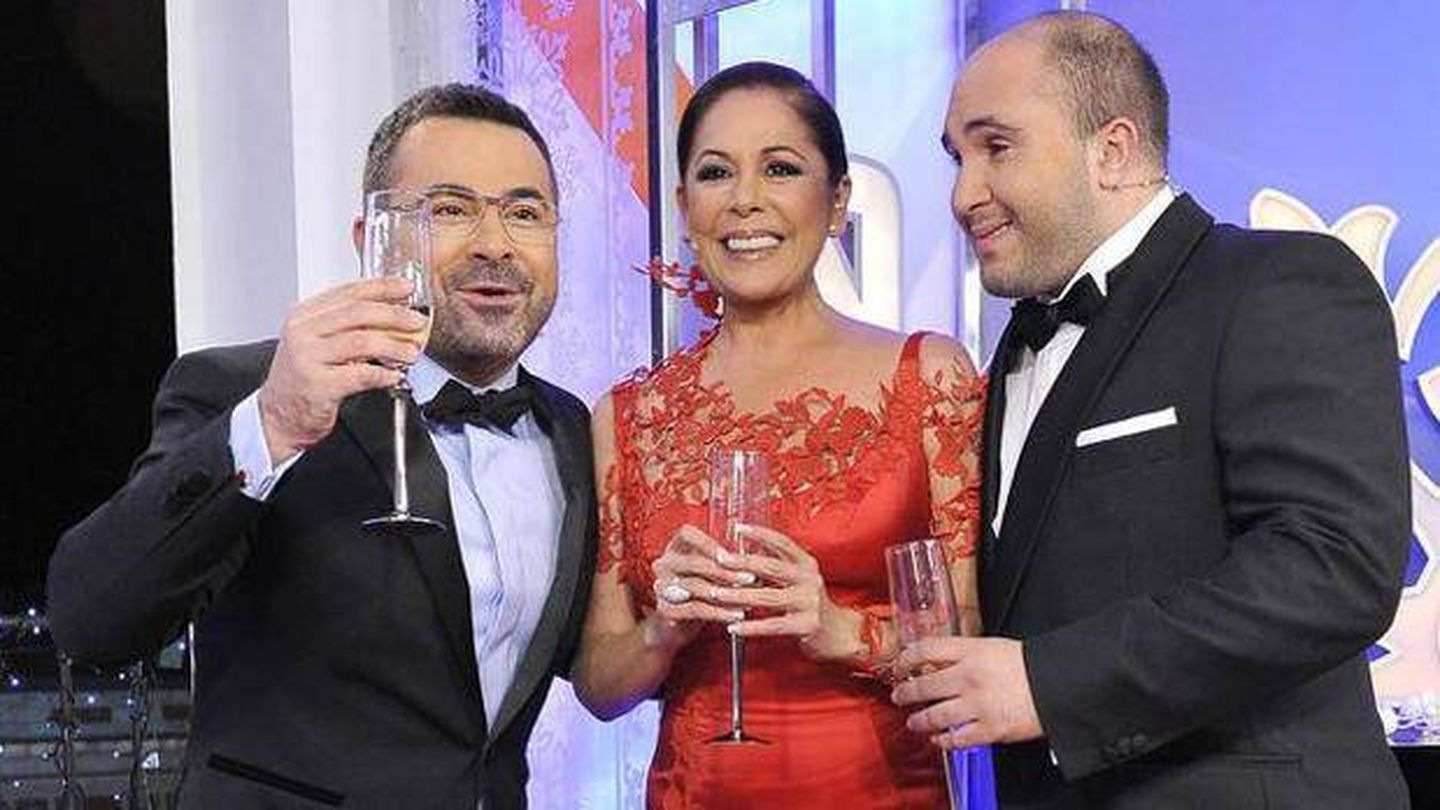 Jorge Javier Vázquez, Isabel Pantoja y Kiko Rivera, en 'Campanadas 2011'. (Telecinco)