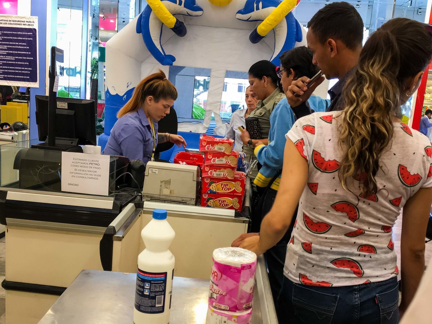 Venezolanos compran en una tienda donde se acepta la criptomoneda 'Petro', el 22 de marzo de 2018, en Caracas. (EFE)