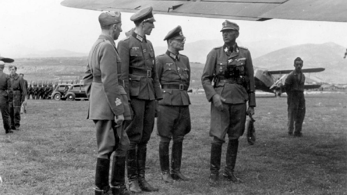 Waldheim (segundo por la izquierda) junto al oficial Artur Phleps en Yugoslavia en 1943. 