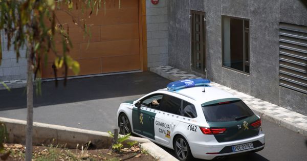 Foto: Un coche de la Guardia Civil entra en los juzgados de Arona, en Tenerife. (EFE)