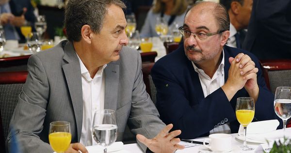 Foto: El expresidente del Gobierno José Luis Rodríguez Zapatero, junto al presidente de Aragón, Javier Lambán, durante el desayuno informativo de Pedro Sánchez. (Efe)  