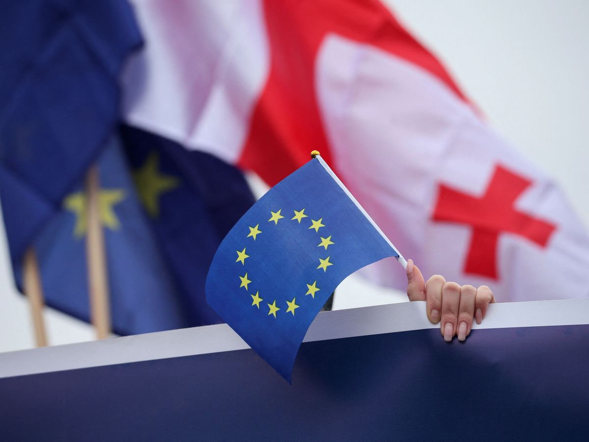 Foto: Un manifestante sostiene una bandera de la Unión Europea. (Reuters/Irakli Gedenidze)