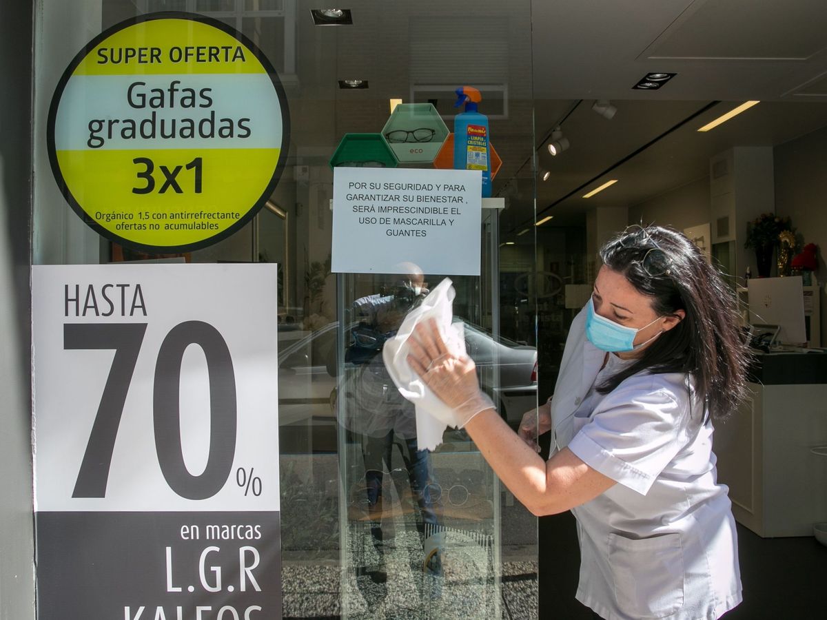 Foto: Una óptica en Zaragoza con descuentos agresivos tras la pandemia. (Efe)
