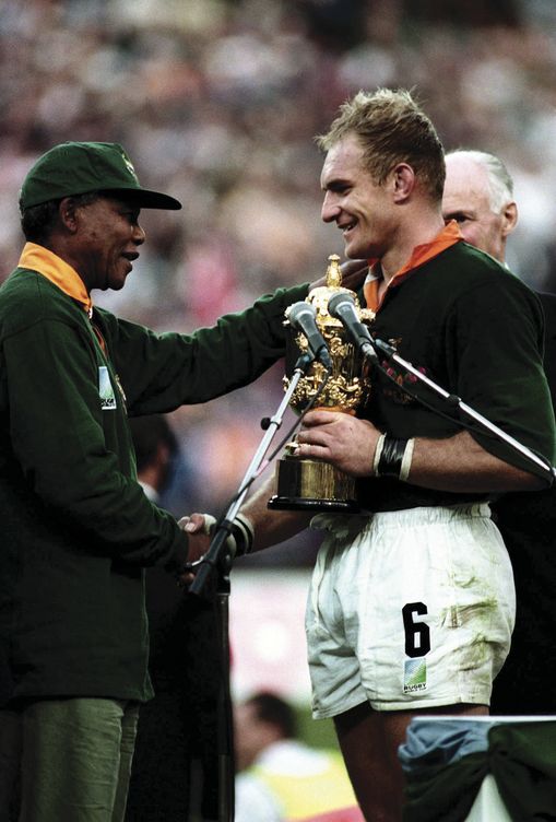 El entonces presidente, Nelson Mandela, saluda al jugador Françoise Pienaar. 24 de junio de 1995.