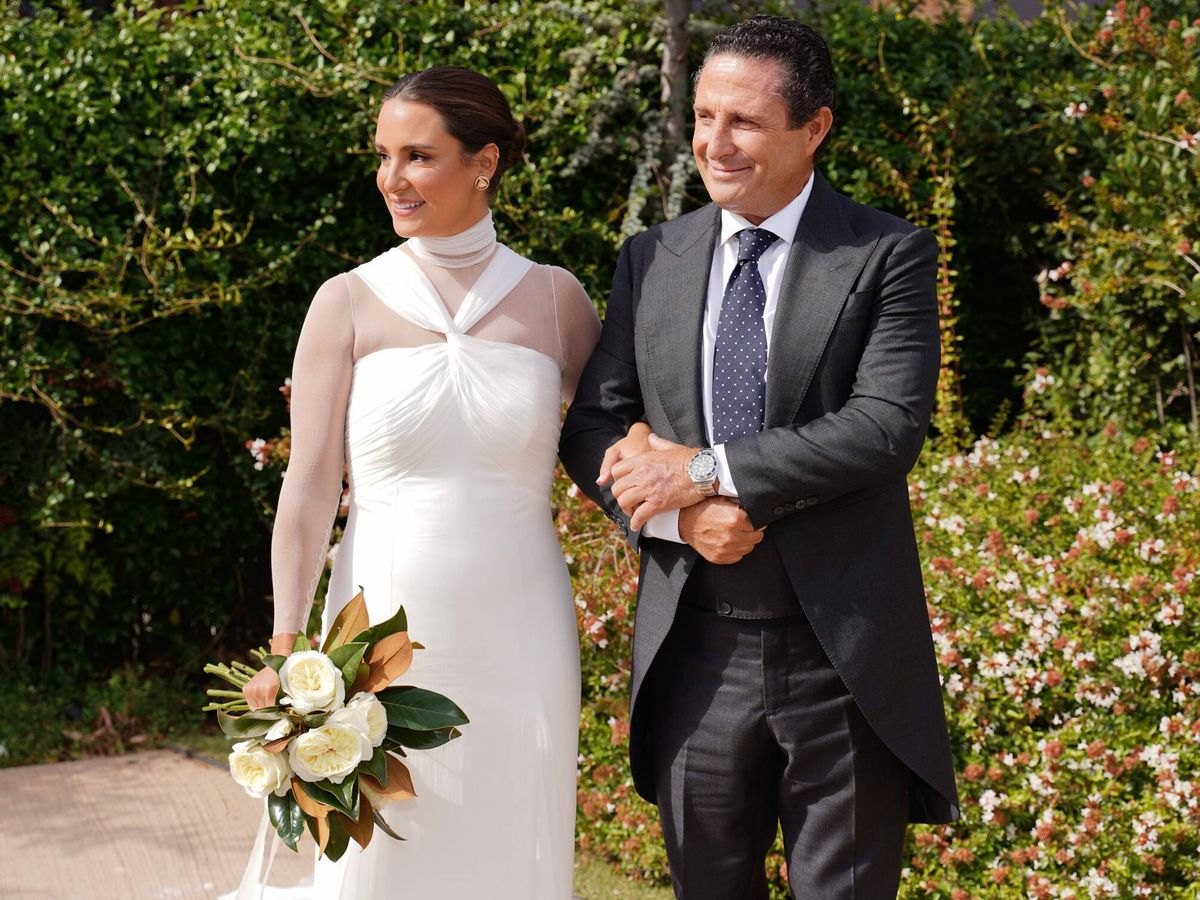 Foto: Marta Pombo vestida de novia y acompañada de su padre en su boda. (Cordon Press)