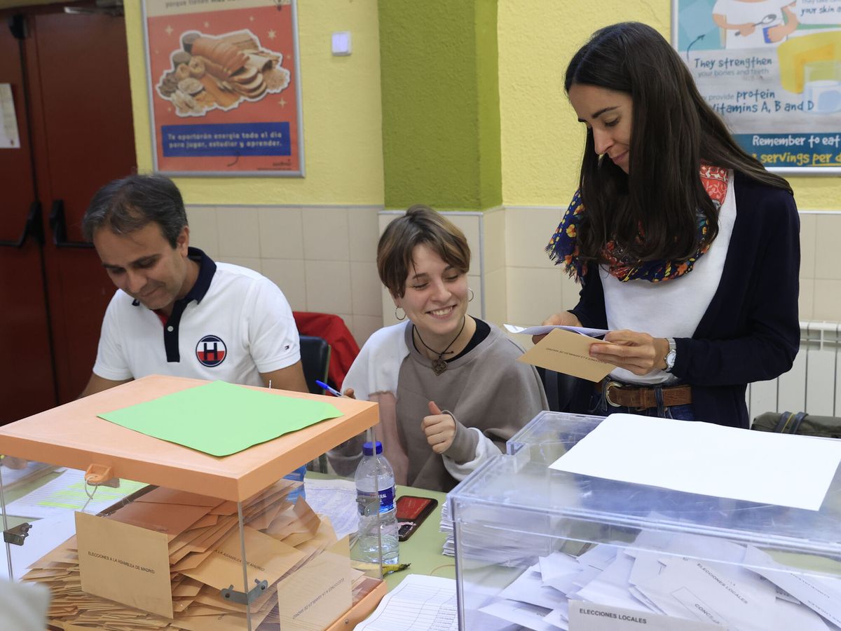 Foto: Integrantes de una mesa electoral durante la jornada del 28-M. (EFE Zipi Aragón)