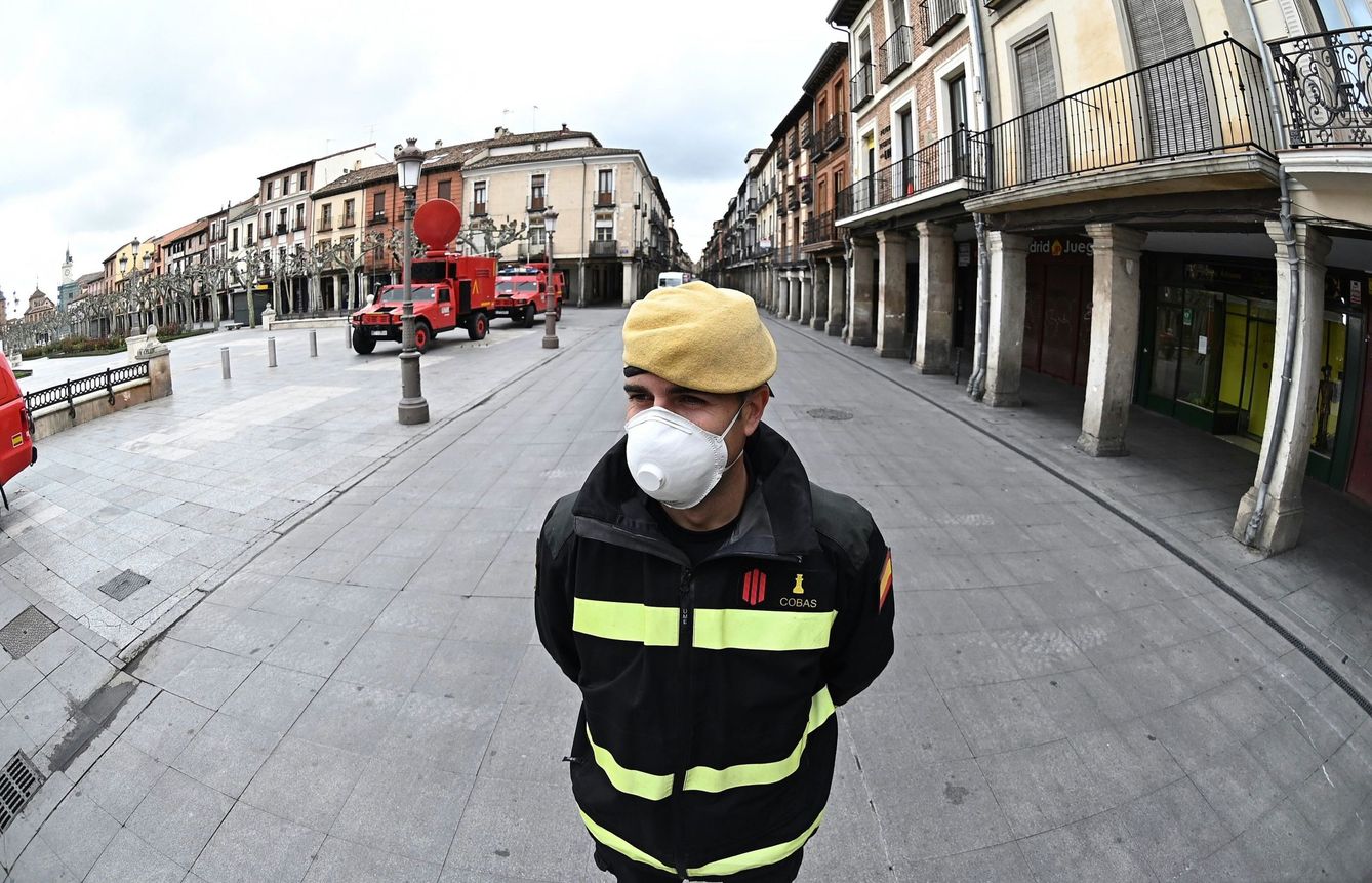 Efectivos de la Unidad Militar de Emergencias (UME) desplegados por el casco histórico de Alcalá de Henares, Madrid. (EFE)