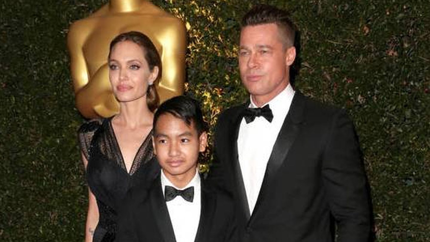  Angelina Jolie y Brad Pitt, junto a su hijo Maddox en una imagen de 2016. (Getty)