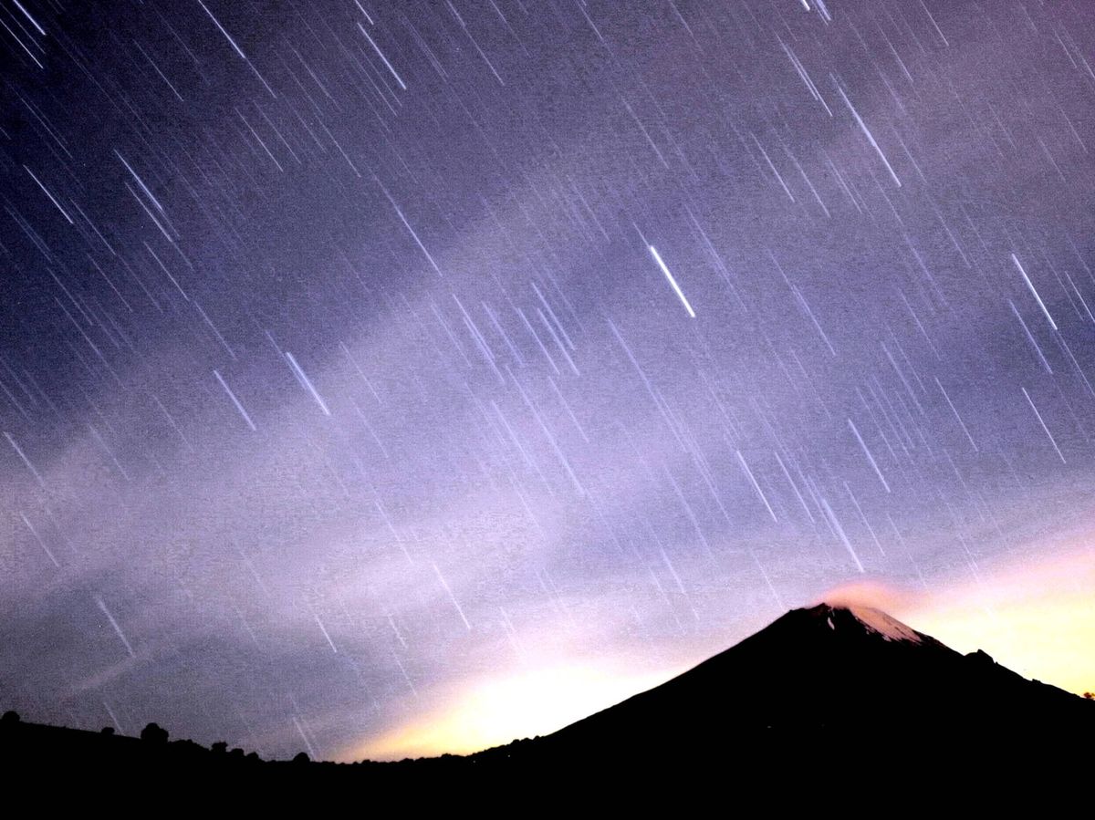 Foto: La lluvia de meteoros de las Gemínidas sobre un volcán en México 