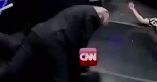 Foto: Captura del vídeo de la falsa paliza de Trump a un hombre con el logo de la CNN. 