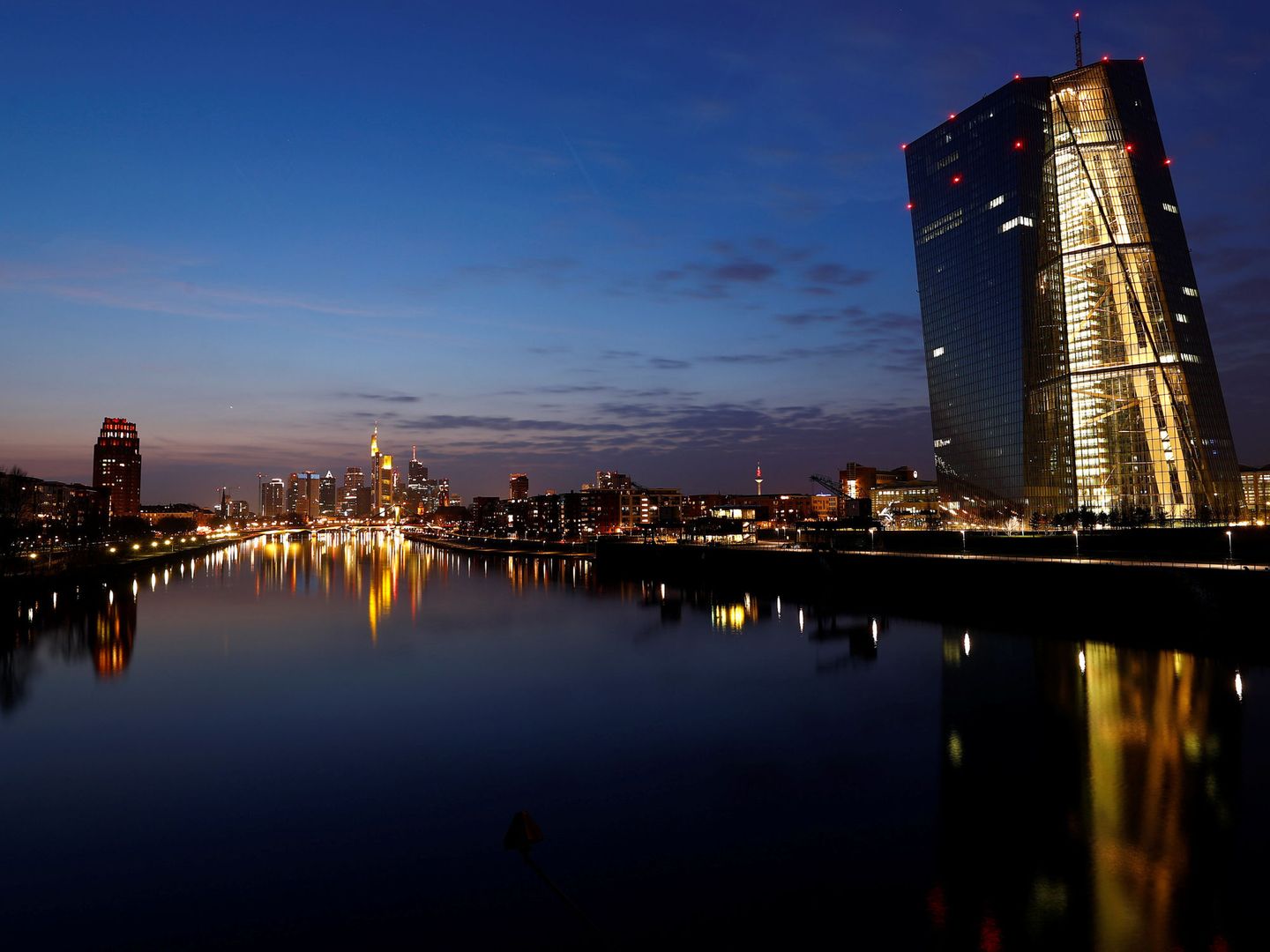 Vista nocturna de la sede del BCE en Fráncfort. (Reuters)