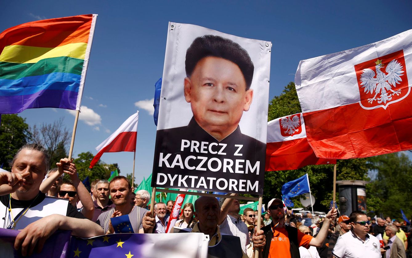 Pancarta que equipara a Jaroslaw Kaczynski con el líder norcoroeano Kim Jong-un durante la mayor manifestación del último cuarto de siglo en Polonia, el 7 de mayo de 2016 (Reuters) 