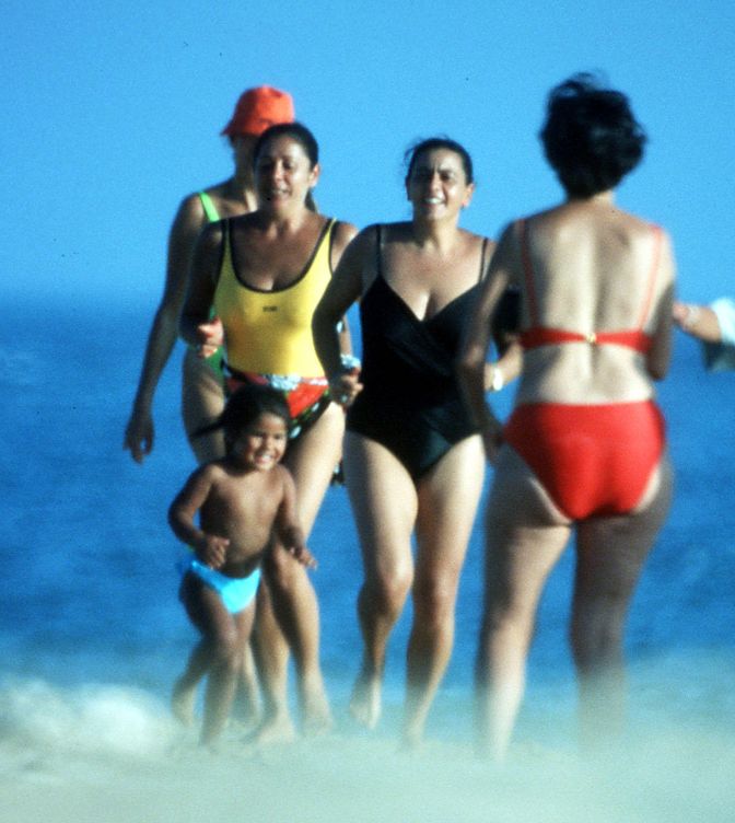 María del Monte e Isabel Pantoja con Chabelita de vacaciones en Málaga en 1998. (Gtres)