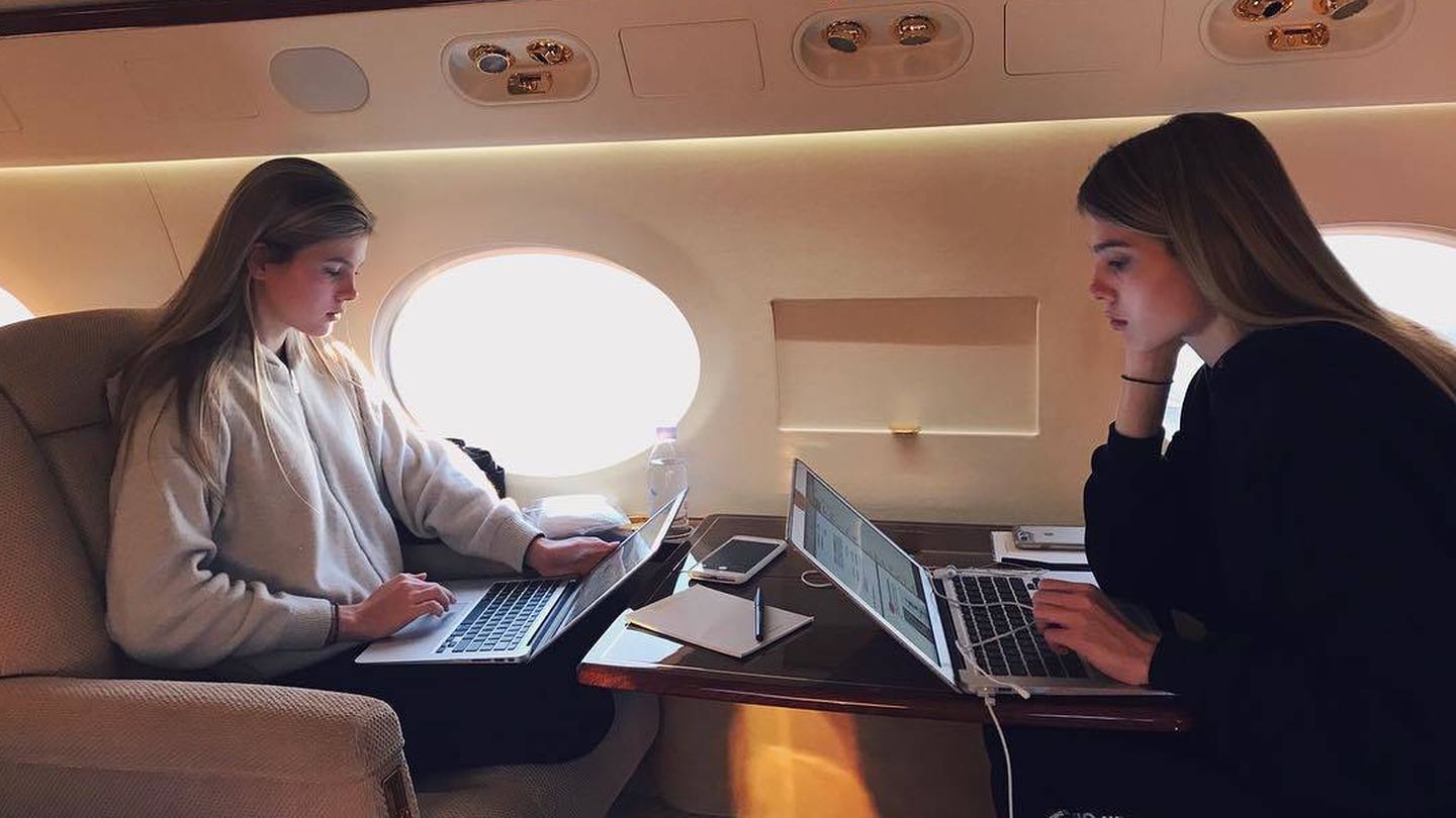 Las dos jóvenes compartiendo un momento en el avión. (Instagram)