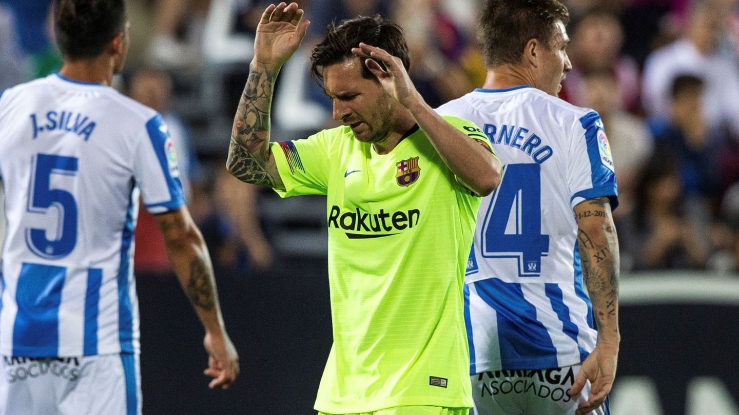 Messi se queja durante el partido frente al Leganés en Butarque. (EFE)