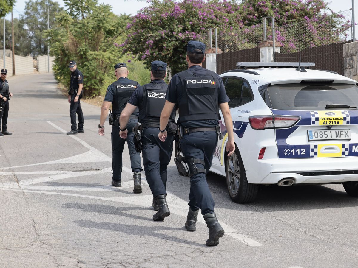 Foto: Agentes de Policía en Alzira (Valencia). (EFE/Ana Escobar)